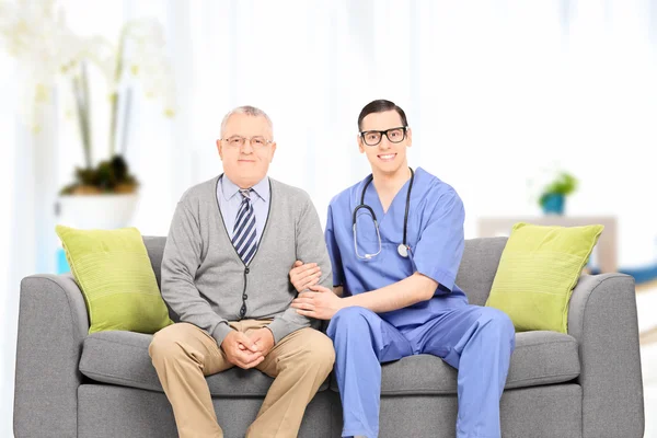 Doctor and elderly gentleman — Stock Photo, Image