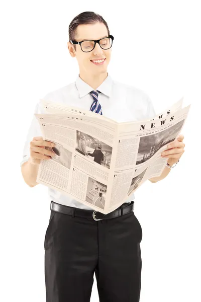 Geschäftsmann liest Zeitung — Stockfoto