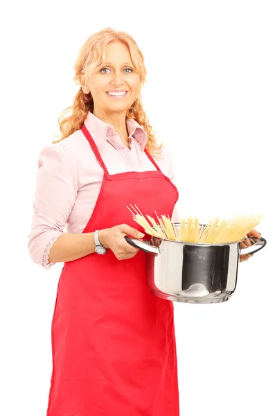 Mulher segurando panela de cozinha com espaguete — Fotografia de Stock