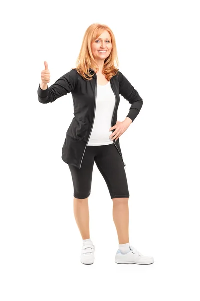 Sportswoman giving thumb up — Stock Photo, Image