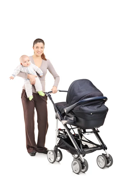 Mamma med barn och barnvagn — Stockfoto