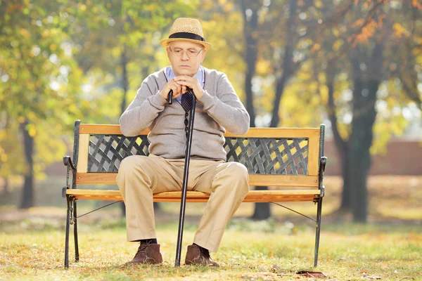 Homme assis sur le banc — Photo