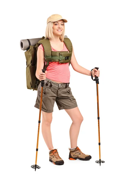Femme avec sac à dos et bâtons de randonnée — Photo