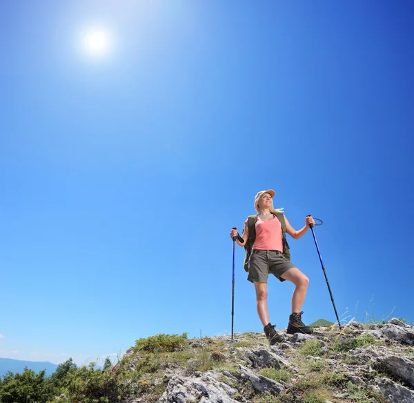 Femmina con bastoni da trekking — Foto Stock