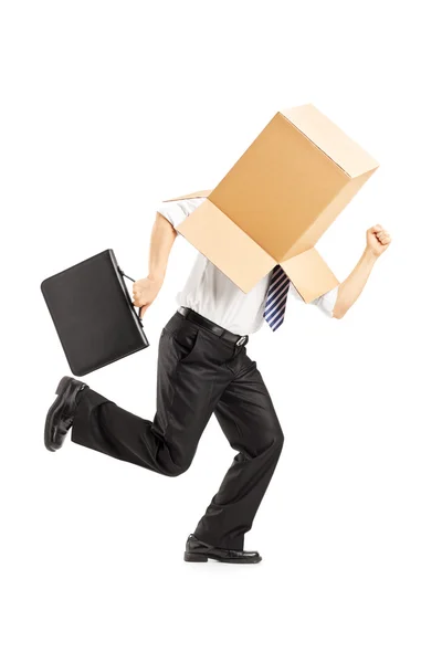 Mann mit Kiste am Kopf läuft — Stockfoto
