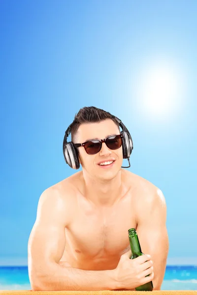 Guy with headphones drinking beer — Stock Photo, Image