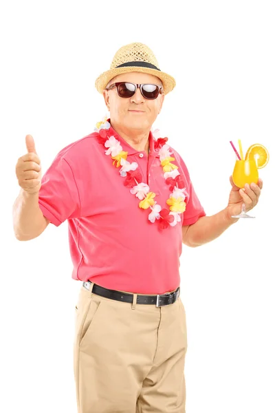 Muž na dovolené drží koktejl — Stock fotografie