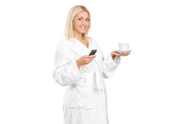 Donna in possesso di tazza e telefono — Foto Stock