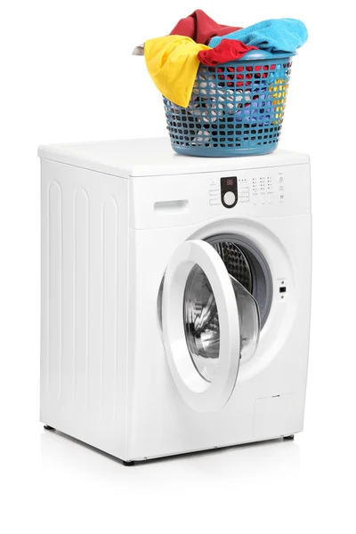Cesta de lavandaria na máquina de lavar roupa — Fotografia de Stock
