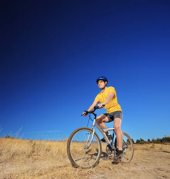 Masculino equitação montanha bicicleta — Fotografia de Stock