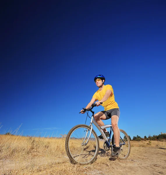 Männlich Mountainbike fahren — Stockfoto