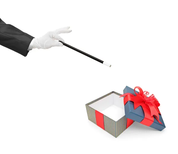 Goochelaar bedrijf toverstaf over doos van de gift — Stockfoto
