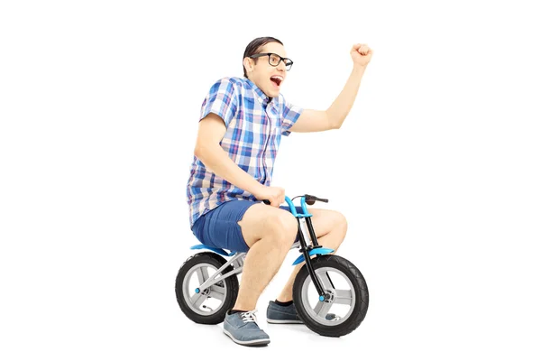 Männchen auf kleinem Fahrrad — Stockfoto