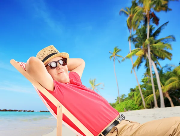 Male tourist enjoying on beach — ストック写真