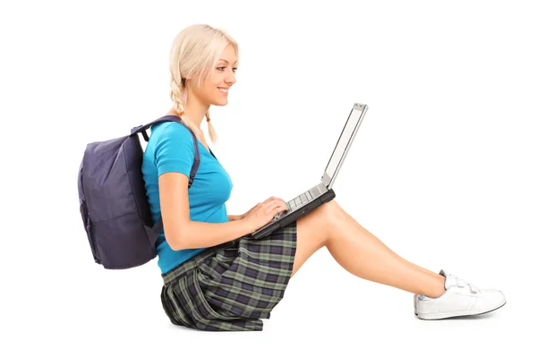 Student arbetar på laptop — Stockfoto