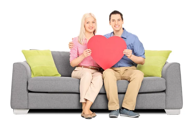 Casal segurando grande coração vermelho — Fotografia de Stock