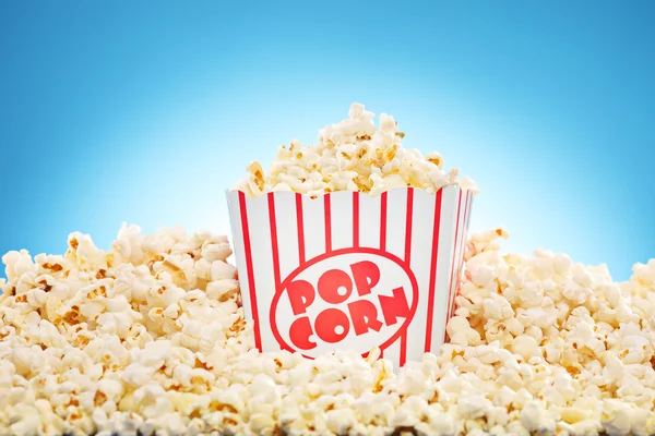 klasik kutu taşan içinde patlamış mısır