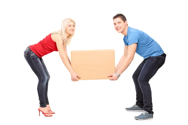 箱を持ち上げるしようとしている若いカップル — ストック写真