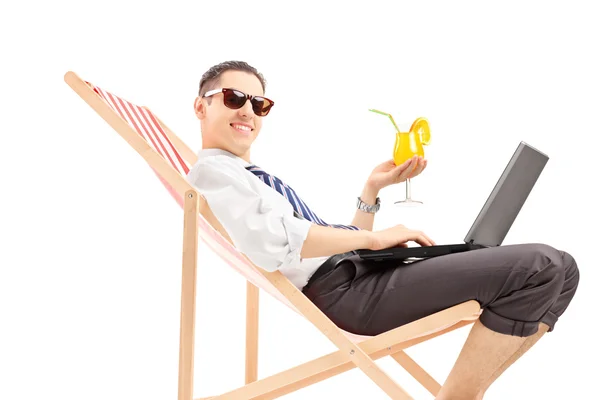 Homem com laptop na cadeira de praia — Fotografia de Stock