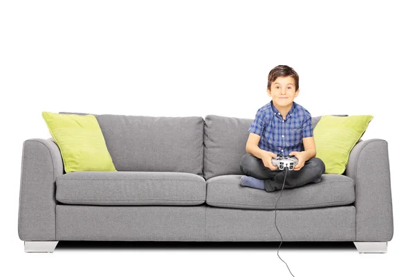 Miúdo num sofá a jogar videojogos — Fotografia de Stock