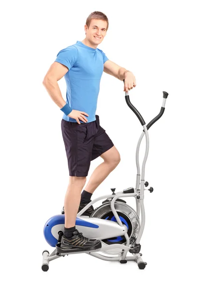 Athlète sur machine cross trainer — Photo