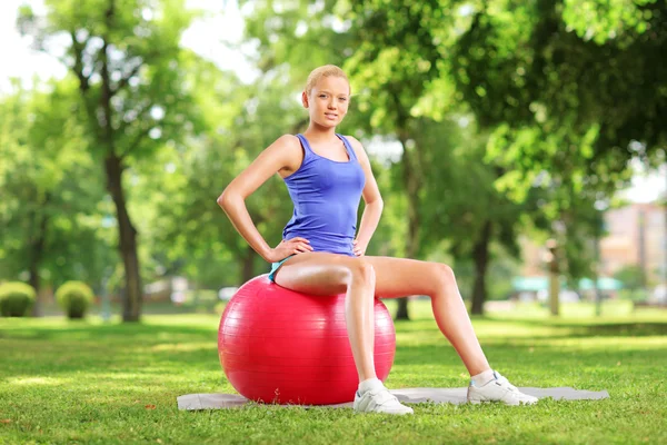 Atleta feminina na bola pilates — Fotografia de Stock