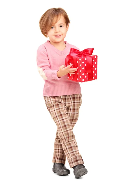 Sonriente niño sosteniendo regalo — Foto de Stock