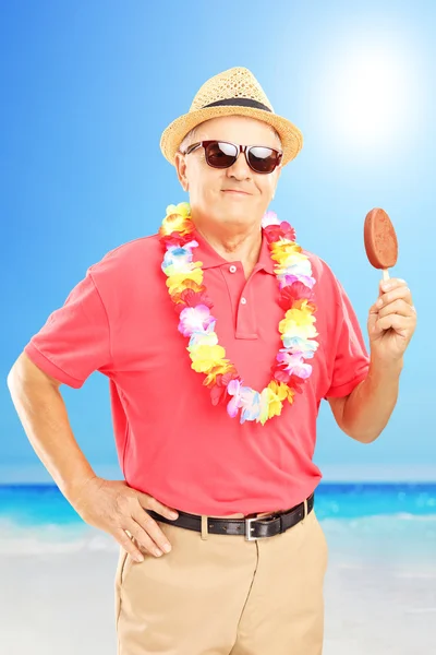 Gentleman with hat on beach — Stock Photo, Image