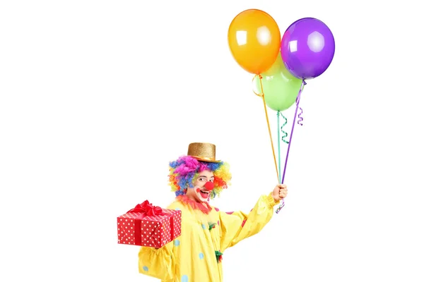 Clown mit Luftballons und Geschenk — Stockfoto