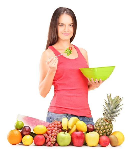 Mujer comiendo ensalada —  Fotos de Stock