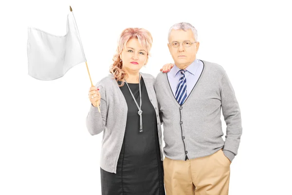 Pareja ondeando bandera blanca —  Fotos de Stock