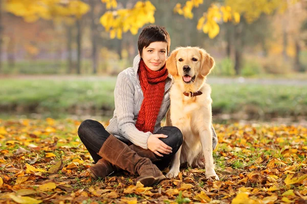 Bella donna e il suo cane (Labrador retriever ) — Foto Stock