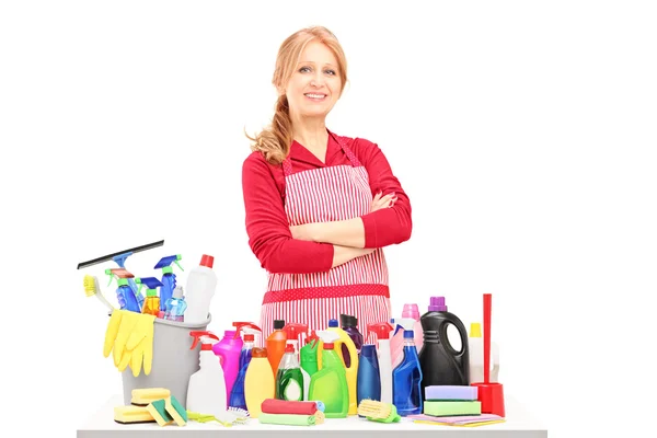 Vrouw poseren met schoonmakende levering — Stockfoto