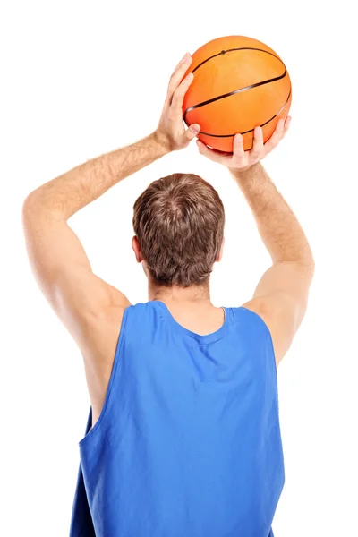 Basketbalspeler die gericht zijn om te schieten de bal — Stockfoto