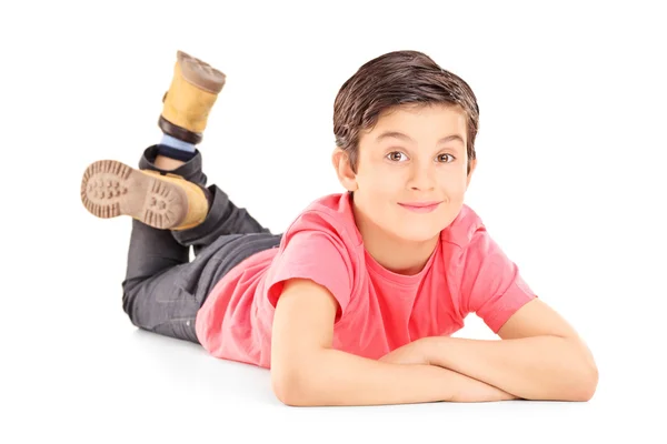 Niño en ropa casual tendido en el suelo — Foto de Stock