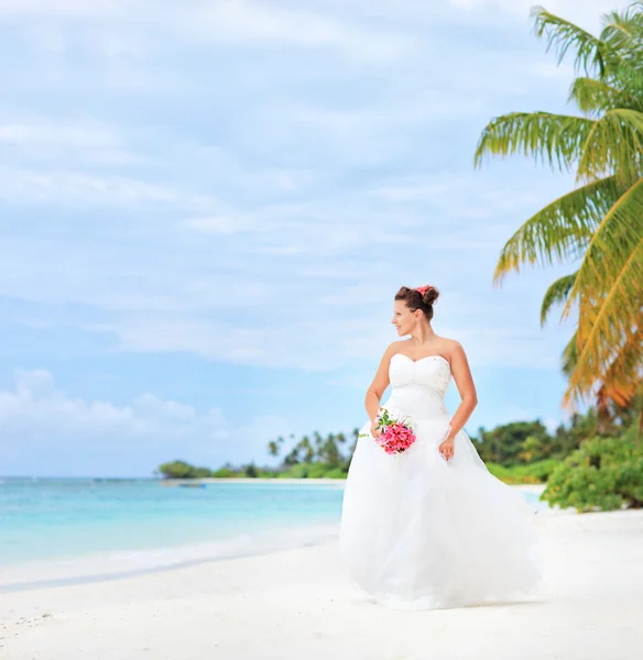 Une mariée sur une plage de Kuredu resort, Maldives île — Photo