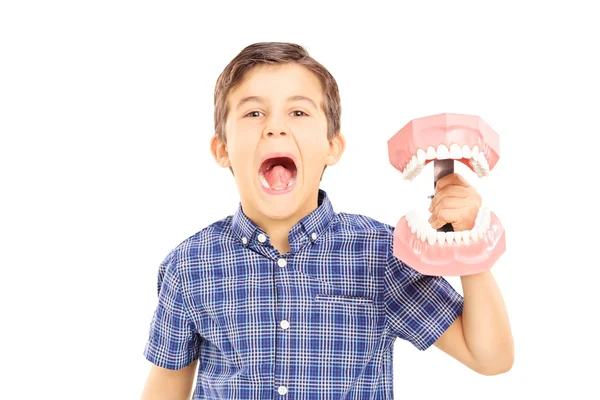 Kind hält Zähne Probe — Stockfoto