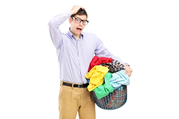 Homem segurando uma cesta de roupa — Fotografia de Stock