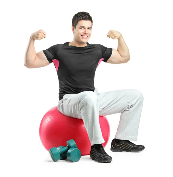 Bodybuilder assis sur pilates ball — Photo