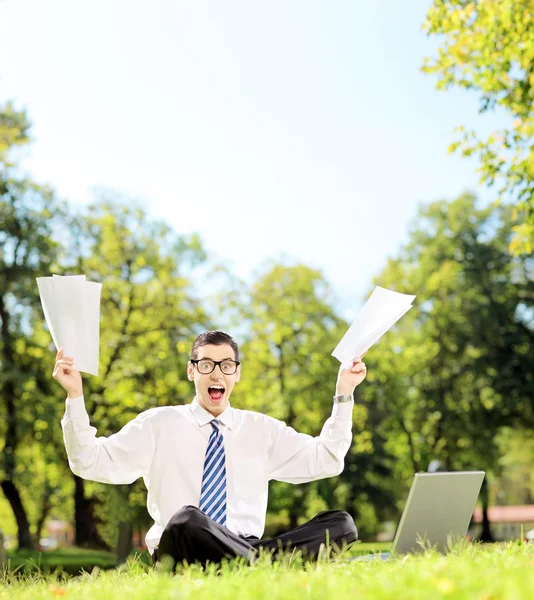 Worried businessman holding documents — Stock Photo, Image