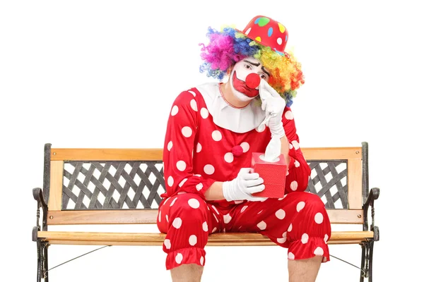 Грустный клоун вытирает глаза от слез — стоковое фото