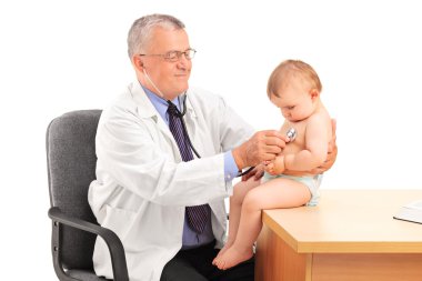 Doktor muayene erkek bebek
