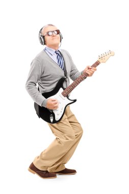 Olgun adam gitar çalmak
