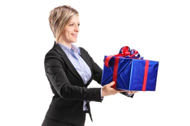 Genç kadın elinde bir hediye tutuyor.