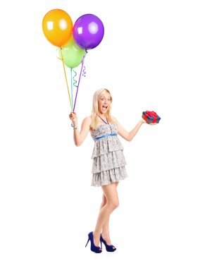 kadın holding balonlar ve hediye