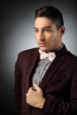 adam kılığında poz