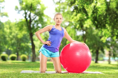 parkta oturan kadın