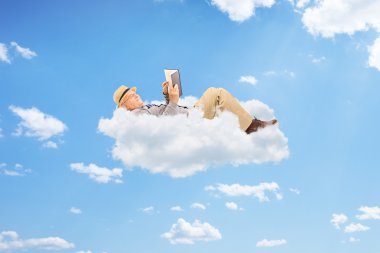 Komuta sizde bulutların üzerine bir kitap okuma