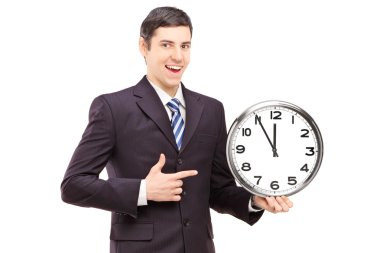 saati gösteren takım elbiseli adam