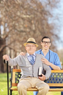 Komuta sizde ve erkek hemşire